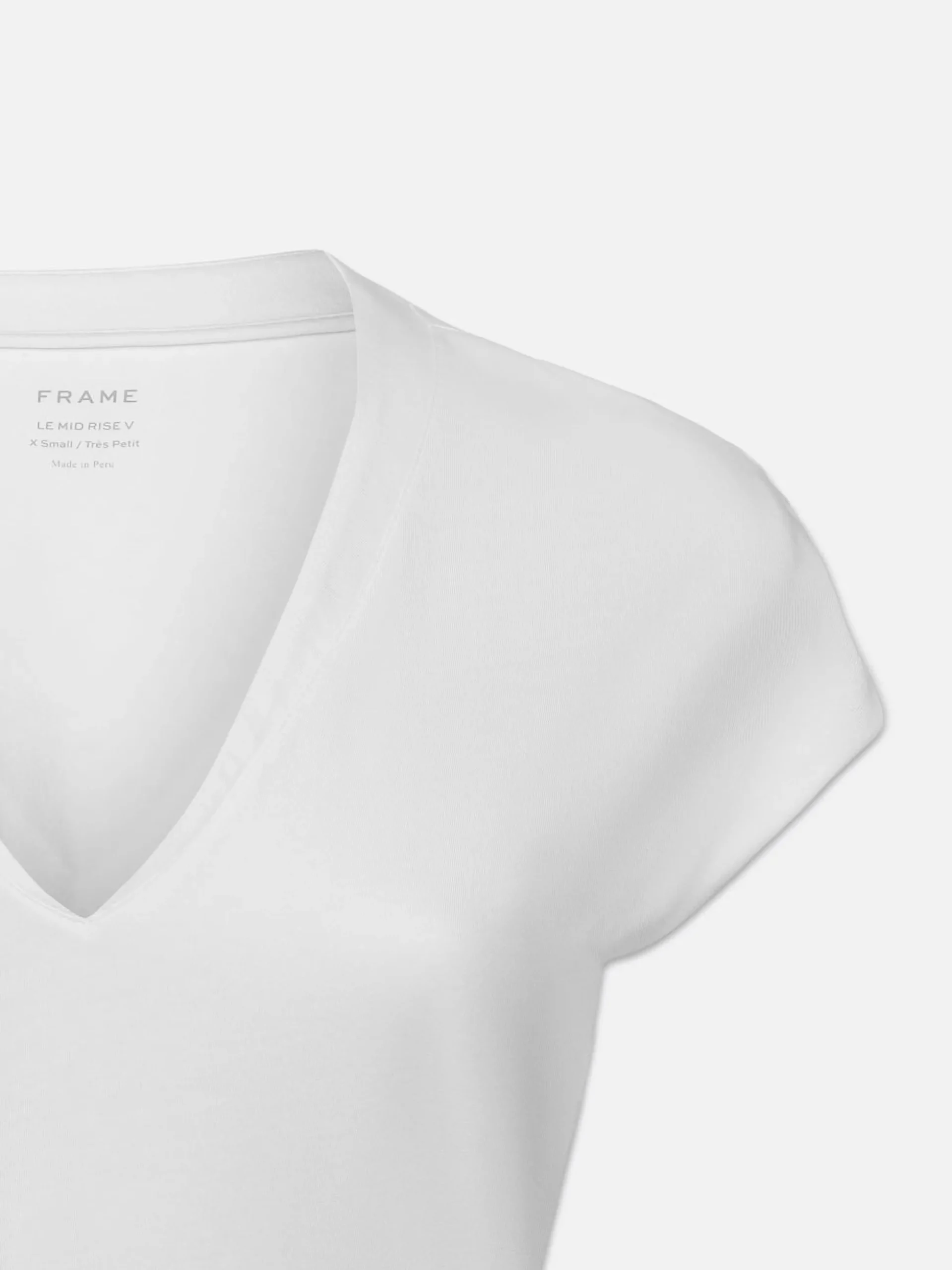 Le Mid Rise V Neck Tee in Blanc